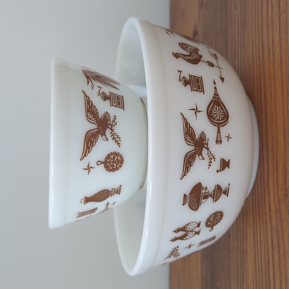 Vintage Pyrex Early American Mixing Bowl Set (2) 2.5 Qt #403 & 1.5 Pt #401 - Picture 8 of 13